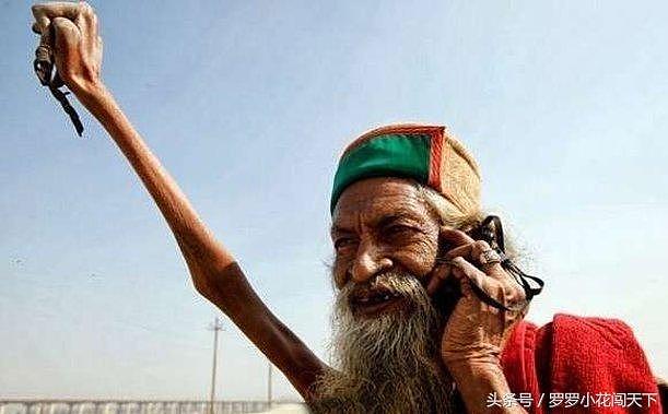 印度僧人举手几十年不放下，网友：难怪外国人不吃鸡爪！