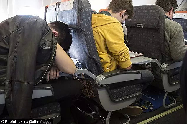 哭笑不得！悉尼大爷坐飞机，旁边坐了两个大胖子！折腾一宿直接被挤残废了！ - 15