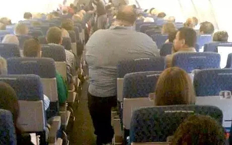 哭笑不得！悉尼大爷坐飞机，旁边坐了两个大胖子！折腾一宿直接被挤残废了！ - 23