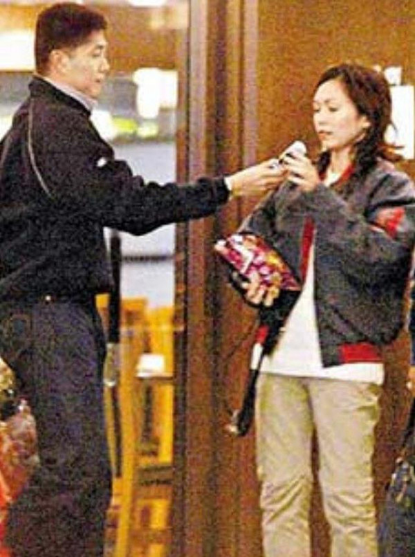 45岁陈洁仪自曝已离婚半年，与富商老公在飞机上一见钟情 - 6