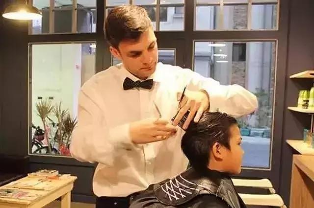 当英国理发师小哥爱上台妹……干脆去台湾开了家如此特别的理发店
