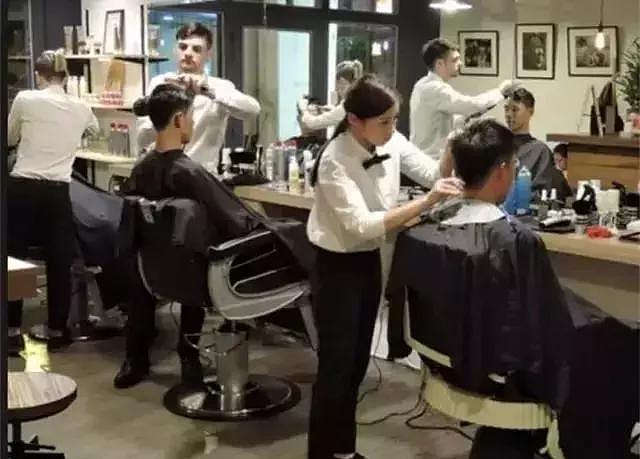 当英国理发师小哥爱上台妹……干脆去台湾开了家如此特别的理发店