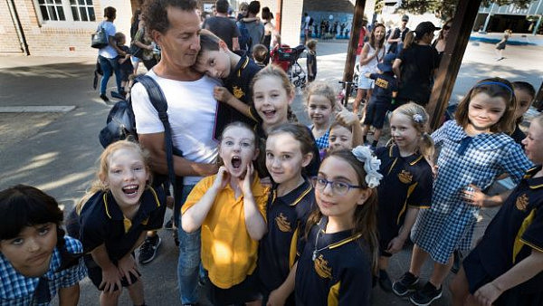 尴尬！悉尼数百名学生开学第一天就遇上囧事，学校没教室给他们上课！（图） - 1