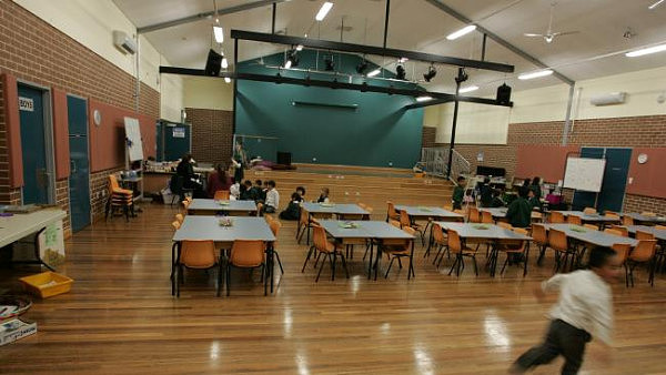 尴尬！悉尼数百名学生开学第一天就遇上囧事，学校没教室给他们上课！（图） - 3