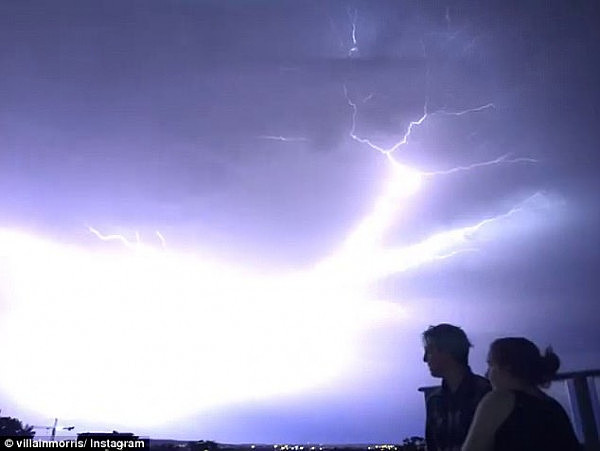 末日降临！布里斯本遭“天打雷劈”！网球大冰雹从天而降，超10万户居民断电（图/视频） - 4