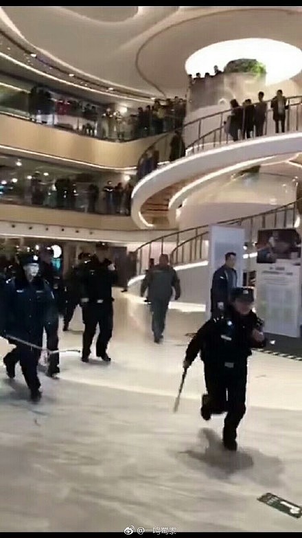 北京西单购物商场有人持械行凶，至少1死12伤！刀匪当场被捕（组图） - 4