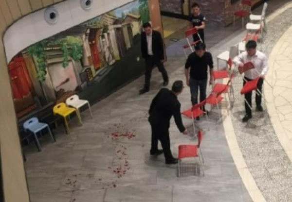 北京西单商场砍人视频曝光！1死12伤满地是血，民众夺路狂逃！（视频） - 1