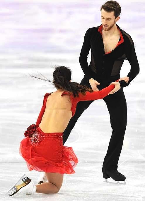 尴尬到家！冬奥会冰舞比赛韩国选手用力过猛衣服突然裂开 - 3