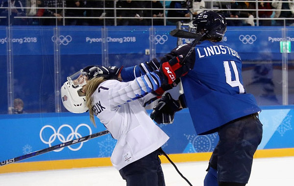 冬奥会女子冰球打架凶猛！美国大妞芬兰姑娘互相掌掴，厮打到冰面 - 2