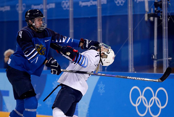 冬奥会女子冰球打架凶猛！美国大妞芬兰姑娘互相掌掴，厮打到冰面 - 1