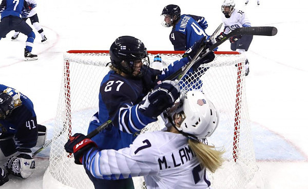 冬奥会女子冰球打架凶猛！美国大妞芬兰姑娘互相掌掴，厮打到冰面 - 3