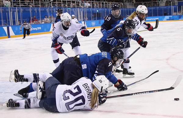 冬奥会女子冰球打架凶猛！美国大妞芬兰姑娘互相掌掴，厮打到冰面 - 5