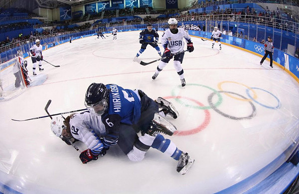 冬奥会女子冰球打架凶猛！美国大妞芬兰姑娘互相掌掴，厮打到冰面 - 6