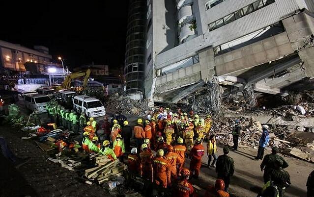 花莲地震搜救告终 遇难17人中9人为陆客 救援队鸣笛致哀后撤离