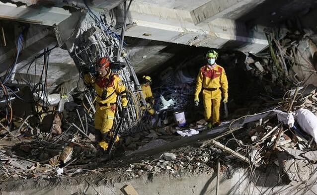 花莲地震搜救告终 遇难17人中9人为陆客 救援队鸣笛致哀后撤离