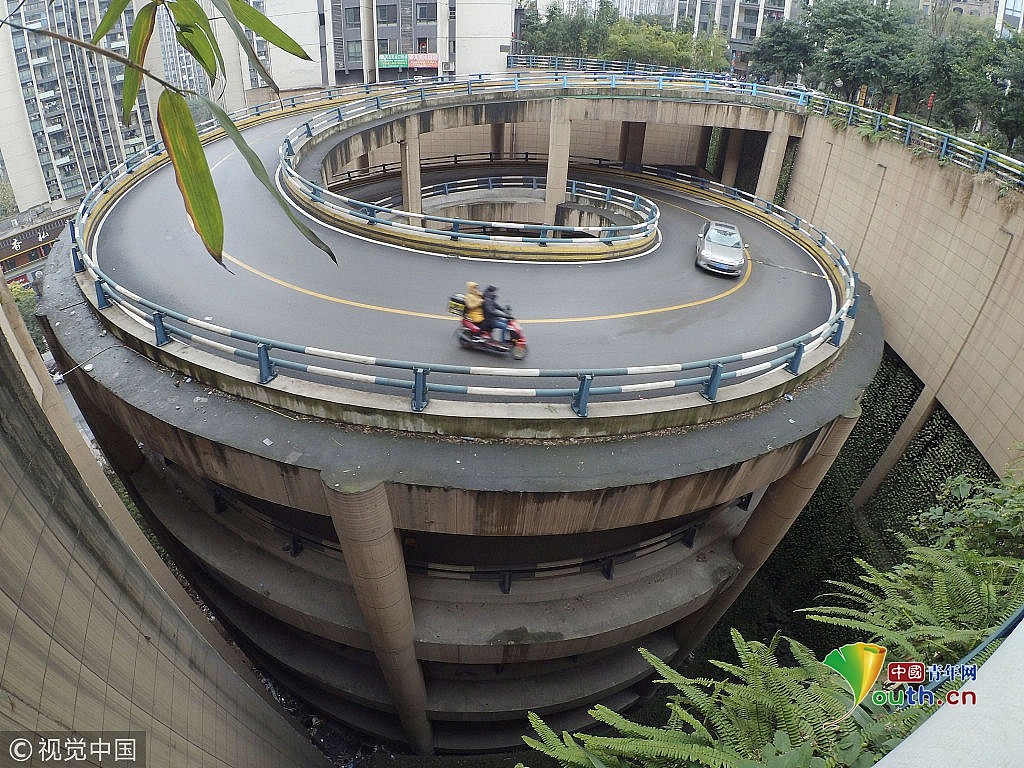 重庆居民小区内现魔幻“旋转”公路 ：想要回家，先转四圈再说！ - 1