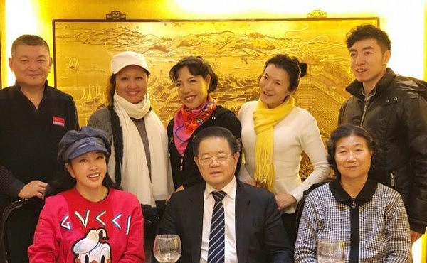 刘晓庆晒家庭聚会照片，秒变小女人，与第四任丈夫罕见同框 - 5
