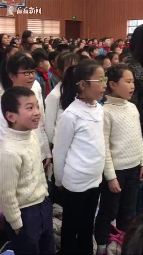 实力抢镜！小学生合唱卖力到翻白眼，表情如“戏精”碾压众人（视频） - 1