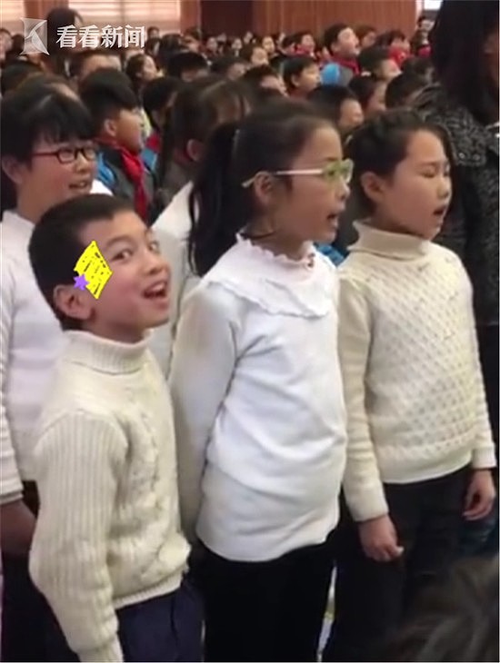 实力抢镜！小学生合唱卖力到翻白眼，表情如“戏精”碾压众人（视频） - 5