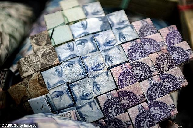 委内瑞拉通胀严重，钱掉地上没人捡，民众用钞票编工艺品售卖