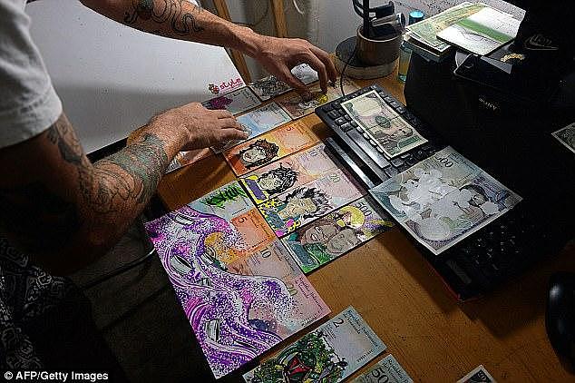 委内瑞拉通胀严重，钱掉地上没人捡，民众用钞票编工艺品售卖