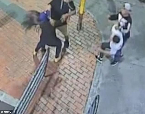 惨！澳男墨市CBD被暴力袭击险些送命， 4名新西兰男子将面临遣返（视频/组图） - 2