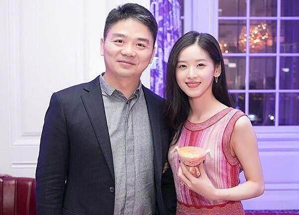 奶茶妹妹章泽天晒刘强东宴客照忘P图，网友：这不可能，太漂亮了