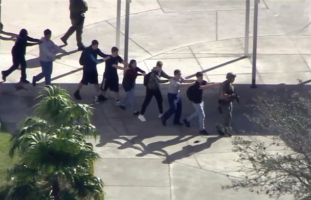 美国佛罗里达州中学枪击案：警钟响起 学生以为演习不在乎 - 1