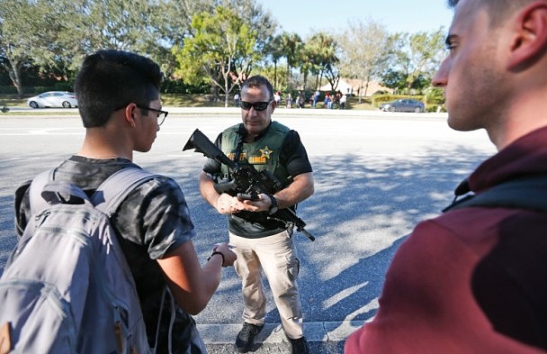 美国佛罗里达州中学枪击案：警钟响起 学生以为演习不在乎 - 2