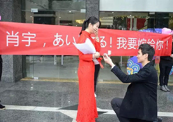 情人节这天，日本女生当众向中国男友求婚，结果他下一秒的反应让女生吃惊！ - 10