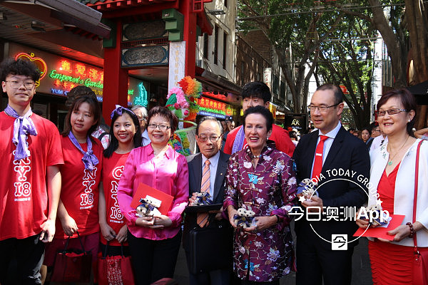 悉尼市长大年初一唐人街拜年！沿街发红包，与华人共庆狗年春节（组图） - 1
