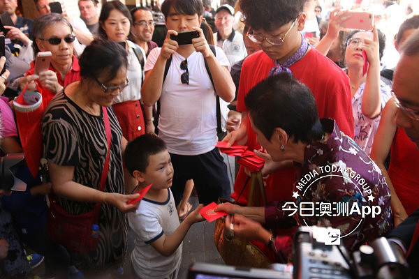 悉尼市长大年初一唐人街拜年！沿街发红包，与华人共庆狗年春节（组图） - 2