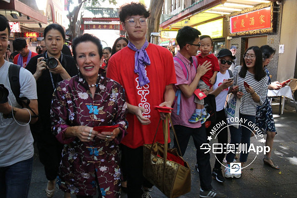 悉尼市长大年初一唐人街拜年！沿街发红包，与华人共庆狗年春节（组图） - 3