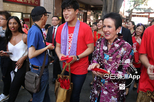 悉尼市长大年初一唐人街拜年！沿街发红包，与华人共庆狗年春节（组图） - 4