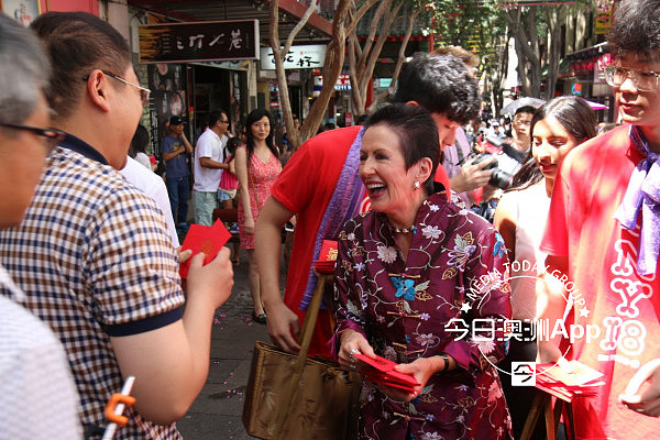 悉尼市长大年初一唐人街拜年！沿街发红包，与华人共庆狗年春节（组图） - 11