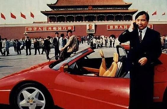 因豪车出名的北京前首富，60大寿过成春晚，更是震荡了半个娱乐圈 - 3
