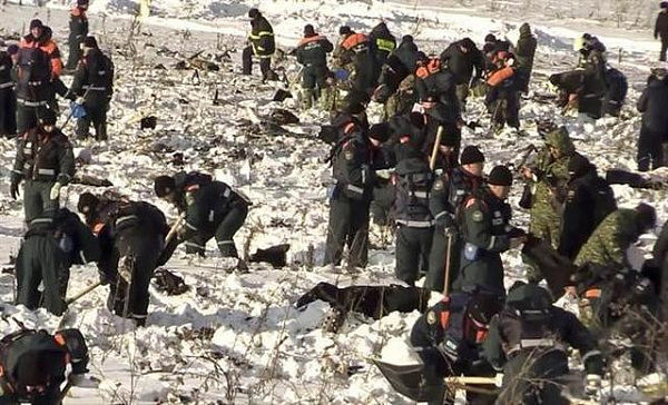 恐怖！俄罗斯飞机坠毁处找到上千尸块，爆炸威力之大令人不寒而栗 - 2