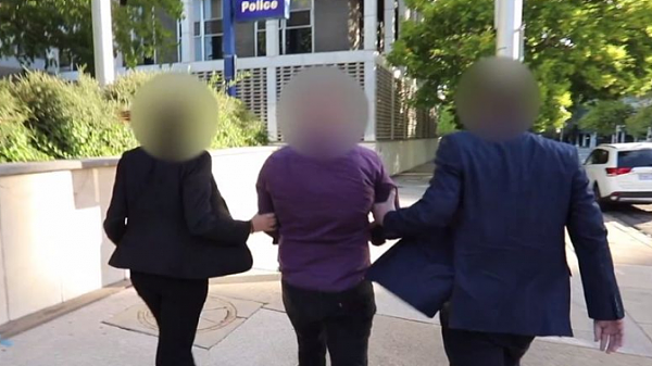 悉尼妓院遭警方突击搜查 男子涉嫌强迫她人卖淫遭逮捕 律师：被告是模范公民！ - 3
