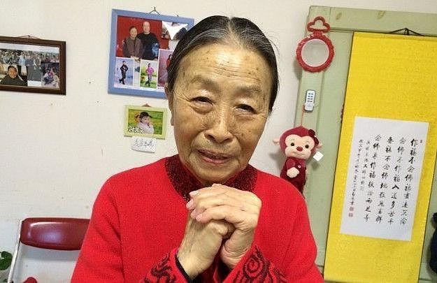82岁“丑娘”辛苦发博送祝福，却被大骂，粉丝不忍劝她关掉微博？