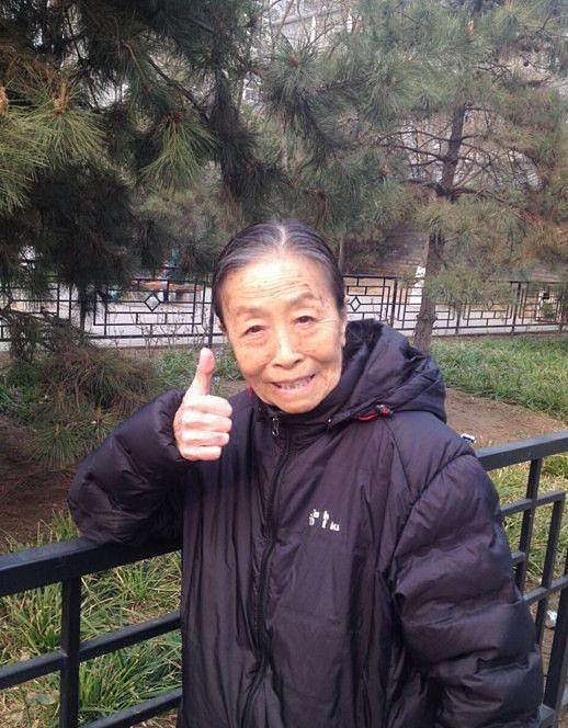 82岁“丑娘”辛苦发博送祝福，却被大骂，粉丝不忍劝她关掉微博？