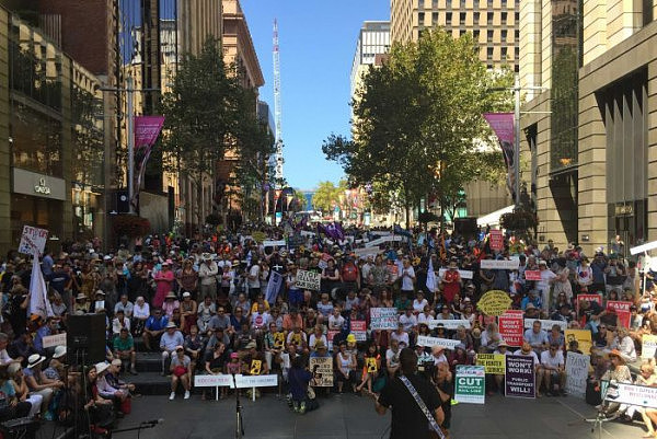 “这就是抢劫！” 悉尼CBD爆发大规模示威游行 千人抵制新州道路问题 - 1