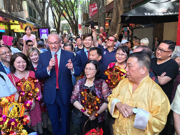  新州州长及反对党领袖访华埠拜年（图） - 1