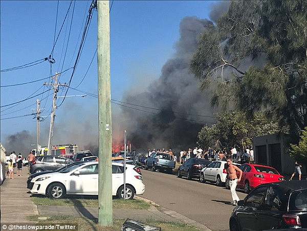悉尼Coogee海滩附近爆发山火！浓烟直冲天际 当地居民惊呼：如同爆炸现场（组图） - 1