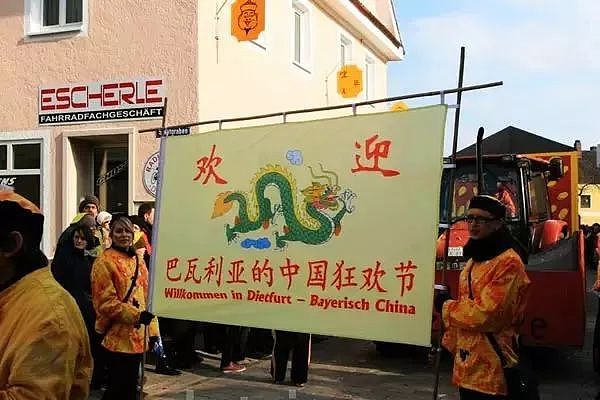 这个外国小镇的居民竟自称是“中国人”！中文是官方语言，过春节比我们还热闹！ - 32