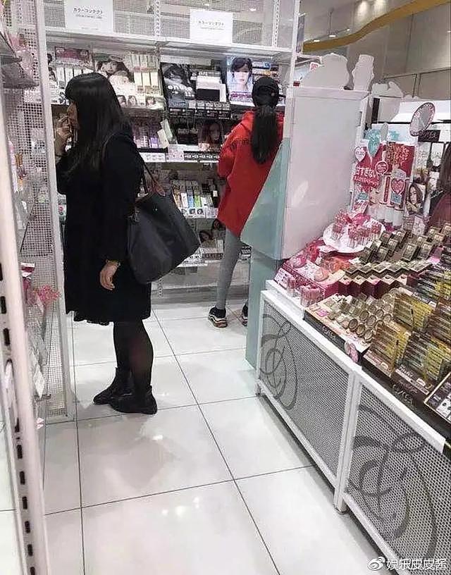 范冰冰日本药妆店扫货真实身材遭曝光，网友:原来我们被欺骗了