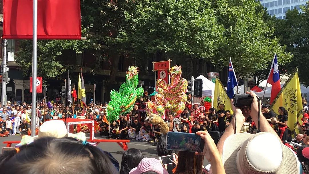现场动图！五万华人“攻占”墨尔本唐人街！澳洲总理现场学狗叫庆祝！还有全球最大舞龙！整个CBD全是人从众𠈌！（视频 / 组图） - 21