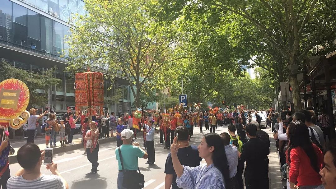 现场动图！五万华人“攻占”墨尔本唐人街！澳洲总理现场学狗叫庆祝！还有全球最大舞龙！整个CBD全是人从众𠈌！（视频 / 组图） - 35