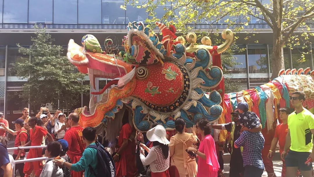 现场动图！五万华人“攻占”墨尔本唐人街！澳洲总理现场学狗叫庆祝！还有全球最大舞龙！整个CBD全是人从众𠈌！（视频 / 组图） - 40