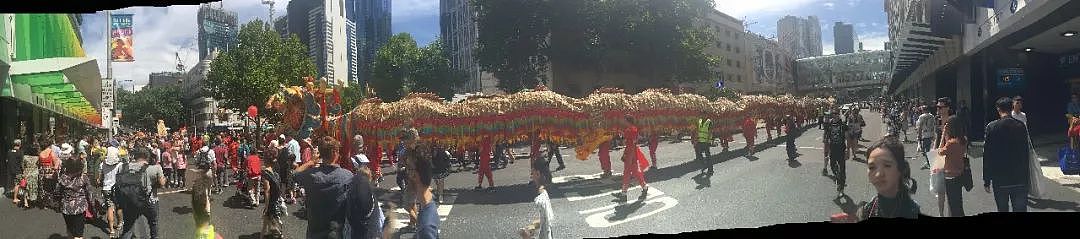 现场动图！五万华人“攻占”墨尔本唐人街！澳洲总理现场学狗叫庆祝！还有全球最大舞龙！整个CBD全是人从众𠈌！（视频 / 组图） - 52