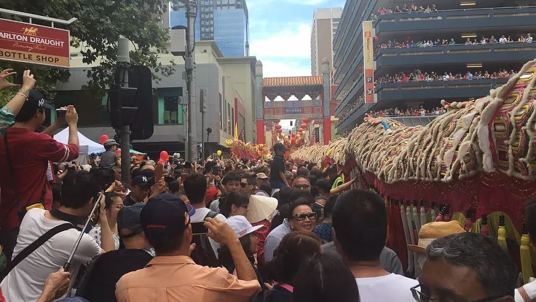 现场动图！五万华人“攻占”墨尔本唐人街！澳洲总理现场学狗叫庆祝！还有全球最大舞龙！整个CBD全是人从众𠈌！（视频 / 组图） - 56